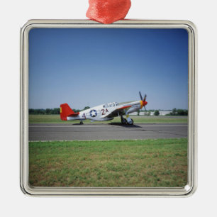 P-51 C Tuskegee rotes Schwanzflugzeug an der Silbernes Ornament