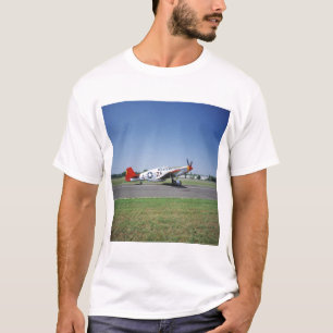 P-51 C Tuskegee rotes Schwanzflugzeug an der T-Shirt