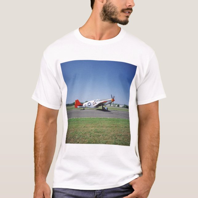 P-51 C Tuskegee rotes Schwanzflugzeug an der T-Shirt (Vorderseite)