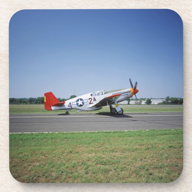 P-51 C Tuskegee rotes Schwanzflugzeug an der Untersetzer (Vorderseite)