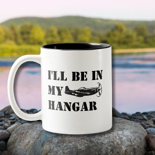 P-51 Mustang Airplane & I'll be in meinem Hangar F Zweifarbige Tasse
