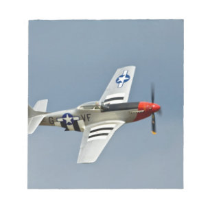 P-51D Mustang-Jäger mit D-Day-Markierungen im Flug Notizblock
