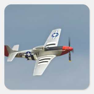 P-51D Mustang-Jäger mit D-Day-Markierungen im Flug Quadratischer Aufkleber