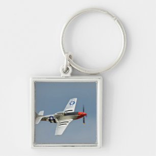P-51D Mustang-Jäger mit D-Day-Markierungen im Flug Schlüsselanhänger