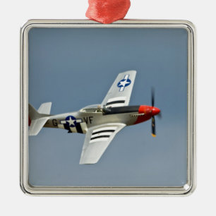 P-51D Mustang-Kämpfer mit dem Silbernes Ornament