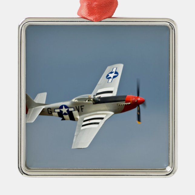 P-51D Mustang-Kämpfer mit dem Silbernes Ornament (Vorne)