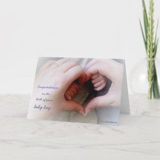 © P Wherrell Baby-Mutterbaby übergibt Herz Karte