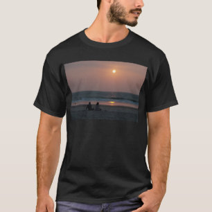 Paar am Strand bei Sunset T-Shirt