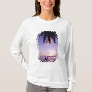 Paar am Strand, Windjammer Landing, St. Lucia T-Shirt