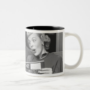 Paar beim Lesen einer Zeitschrift Zweifarbige Tasse