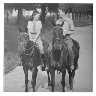Paar beim Reiten auf Pferden Fliese