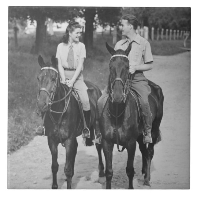Paar beim Reiten auf Pferden Fliese (Vorderseite)