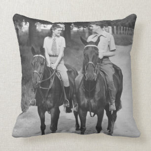 Paar beim Reiten auf Pferden Kissen