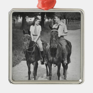 Paar beim Reiten auf Pferden Silbernes Ornament
