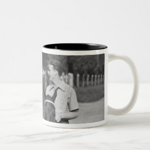 Paar beim Reiten auf Pferden Zweifarbige Tasse