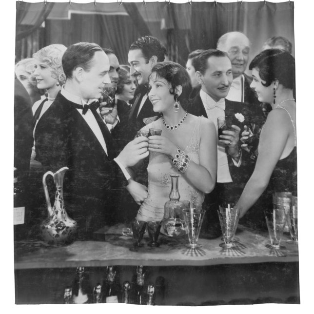 Paar, die bei überfüllten Bar etwas trinken gehen Duschvorhang (Vorderseite)