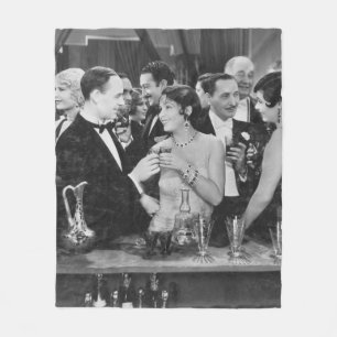 Paar, die bei überfüllten Bar etwas trinken gehen Fleecedecke