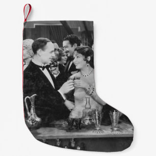 Paar, die bei überfüllten Bar etwas trinken gehen Kleiner Weihnachtsstrumpf