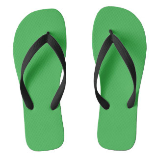 Paar grüne strukturierte Flip-Flops mit schwarzem Flip Flops