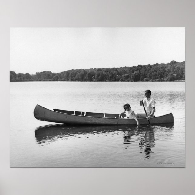 Paar in einem Kanu Poster (Vorne)