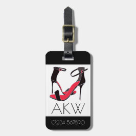 Paar Schuhe mit hohen Absätzen auf schwarz mit Mon Gepäckanhänger