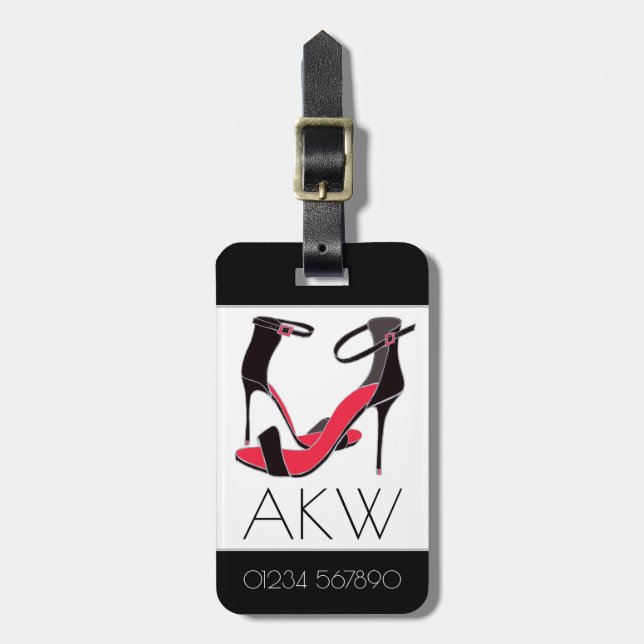 Paar Schuhe mit hohen Absätzen auf schwarz mit Mon Gepäckanhänger (Vorderseite vertikal)