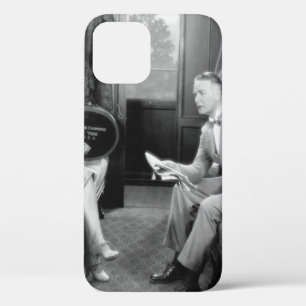 Paar sitzt zusammen in einem Abteil eines Zuges Case-Mate iPhone Hülle