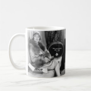 Paar sitzt zusammen in einem Kompartiment Kaffeetasse