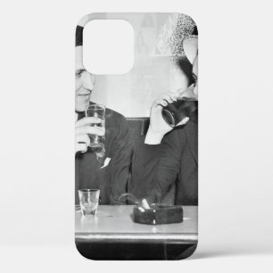 Paar sitzt zusammen in einem Restaurant und flirte Case-Mate iPhone Hülle