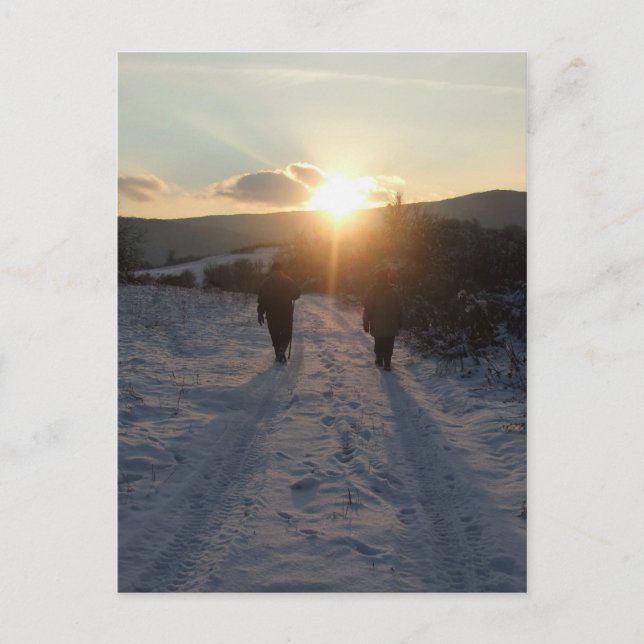 Paar Spaziergänge im Schnee bei Sonnenuntergang Postkarte (Vorderseite)