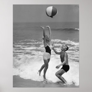 Paar spielt mit einem Strandball Poster