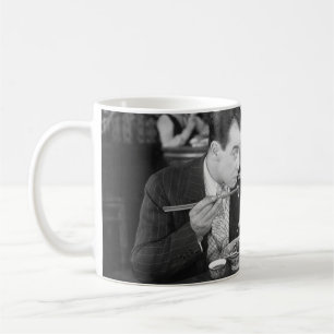 Paar teilt sich eine Nudel in einem Restaurantvint Kaffeetasse