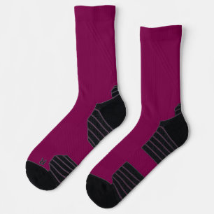 Paar tiefe Magenta-Socken mit schwarzen Zehen Socken