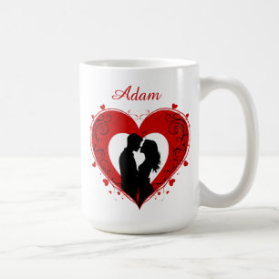 Paar umarmt sich innerhalb eines großen roten Herz Kaffeetasse
