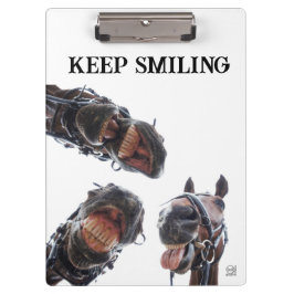 Paarden in de mond gekeken. 3 paarden lachend, hum klemmbrett