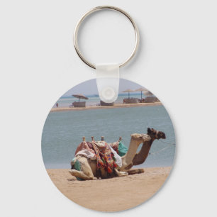 Paare der traditionellen Kamele, die am Strand Schlüsselanhänger