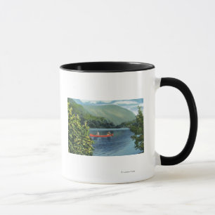 Paare, die auf einem See Canoeing sind Tasse