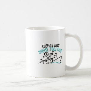 Paare, die gemeinsam auf Kreuzfahrt gehen, bleiben Kaffeetasse