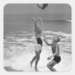 Paare, die mit einem Beachball spielen Quadratischer Aufkleber