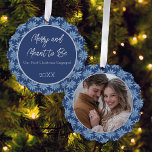 Paare Erste Weihnachten Verlobtes Foto Poinsettia<br><div class="desc">Erinnern Sie sich an Ihre erste Weihnachtszeit als verlobtes Paar mit diesem wunderschönen Foto-Ornament mit einem klassisch blau-weiß gezeichneten Poinsettienmuster mit einem Foto auf der einen Seite und Ihrem Text auf der Rückseite.</div>