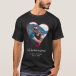 Paare Foto Herz Verlobung personalisiert T-Shirt<br><div class="desc">Niedliches Paar personalisierte Herzform Foto "wir entschieden uns für immer" Text,  Namen und Datum T - Shirt Verlobung Ankündigung.         Personalisiert mit Bild und Text!          Es kann ein niedliches Sake-Geschenk sein,  um Ihre Verlobung oder Ihren ersten Valentinstag als Neuvermählte zu feiern.</div>