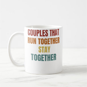Paare laufen Paare, die zusammen laufen, bleiben z Kaffeetasse