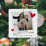 Paare Liebe bei First Swipe" online verabredet Keramikornament<br><div class="desc">Niedliches personalisiertes Geschenk für ein Paar,  das sich durch das Internet verabredet! Design zeigt ein Foto der Lieblinge mit dem Text "Es war Liebe beim ersten Schwimmen!",  ihren Namen und ein paar roten Herzen. Auf beiden Seiten des Weihnachtsschmucks wiederholt sich Design.</div>