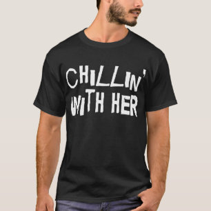 Paare niedliches Chillin mit ihr T-Shirt
