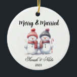 Paare Snowman Merry & Verheiratete Hochzeit Keramik Ornament<br><div class="desc">Merry & Verheiratet Snowman Paare Ornament. Niedliches Design,  um sich an Ihre besondere Veranstaltung für Ihren Urlaubbaum zu erinnern!</div>