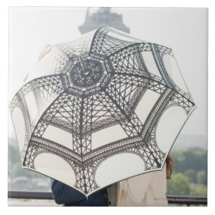 Paare unter einem Regenschirm mit dem Eiffelturm Fliese