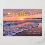 Pacific Beach Ocean Pier Sunset San Diego Folien Feiertagskarte<br><div class="desc">Pazifischer Strand Pier Sonnenuntergang San Diego Foil Holiday Card: Am Ende der Crystal Pier, im Pacific Beach, San Diego, Kalifornien, USA, liegt die Sonne, im Vordergrund eine wunderschöne Schaumwelle, und der lila Orange Himmel reflektiert auf dem feuchten Sand und dem Ozeanwasser. Dieses Foto ist perfekt für Sonnenuntergang-Liebhaber, Strandliebhaber und Pier-Liebhaber...</div>