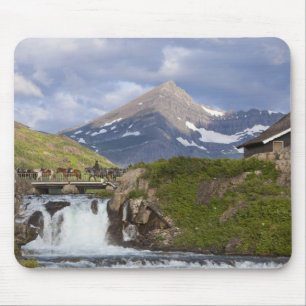 Packer führen eine Reihe von Pferden über eine Brü Mousepad