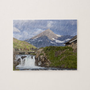 Packer führen eine Reihe von Pferden über eine Brü Puzzle