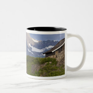 Packer führen eine Reihe von Pferden über eine Brü Zweifarbige Tasse